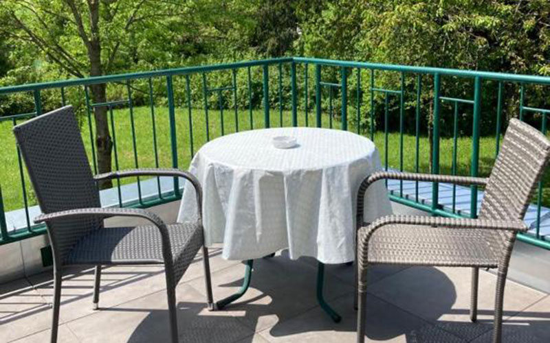 zi-lila-terrasse-800x500